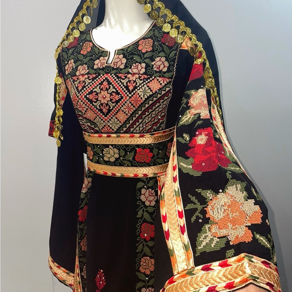 ثوب فلسطيني مطرز
Luxurious black kasab elegance,Own the elegance today.